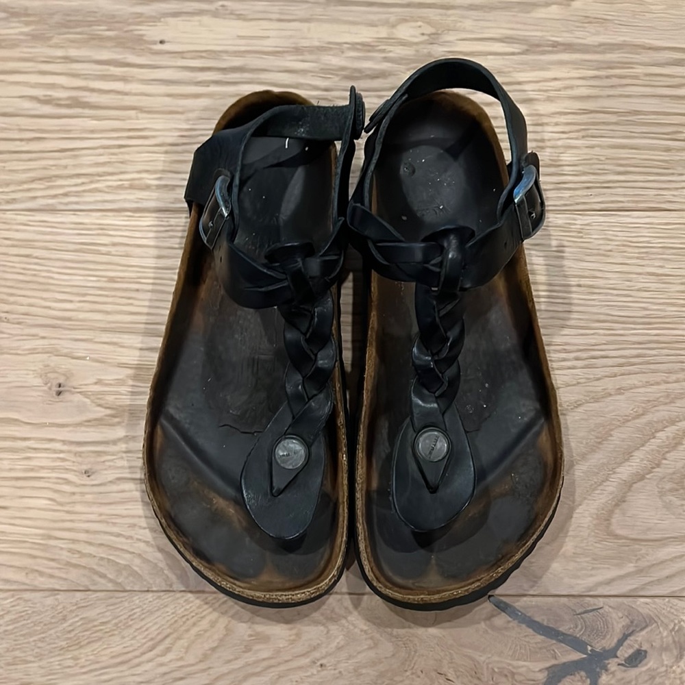 Tatami Birkenstock’s size 36. Worn. I wear a US size 6. These are a Eur 36.